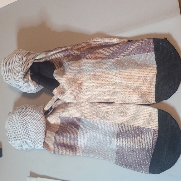 Nwot BNA Carpet printed socks (2 pairs) - Picture 3 of 3